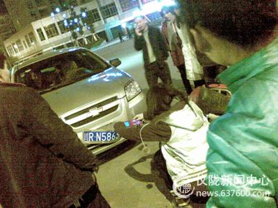 万德十字路口 雪佛兰与摩托车相撞