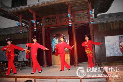 看客家民俗表演 观狮舞龙灯拜年