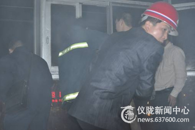 20日晚，金城车站一居民楼突发大火