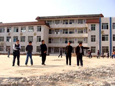 阳荣前往铜鼓中学检查指导工作