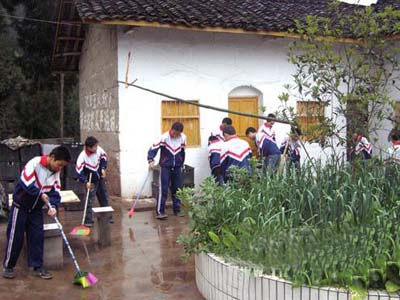 炬光小学到敬老院开展“学雷锋”活动