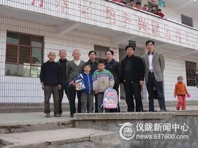 义路小学帮助两孤儿重返校园