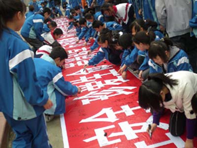 新政初中：反邪教签名活动纯洁校园内外