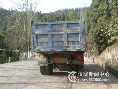运沙车“漏嘴” 道路安全隐患大