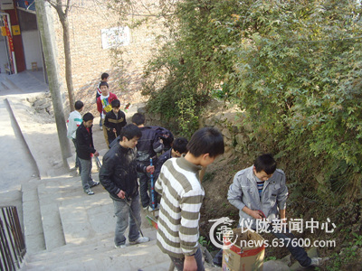 300学生清理校园周边环境