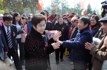 “下次回来还想与乡亲们一起吃吃饭”