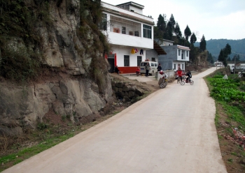 “天路”变通途 2万农民融入20分钟经济圈