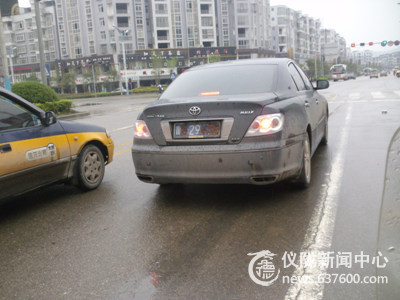 泥巴糊住车牌  此车意欲何为
