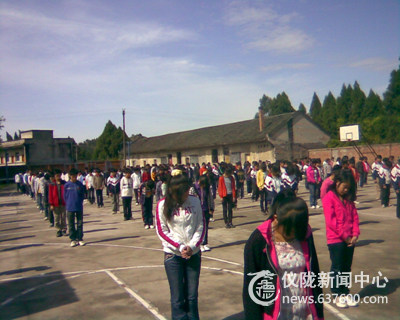 仪陇县环山小学校为青海玉树遇难同胞默哀