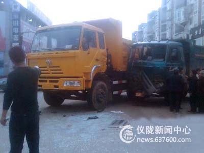 康宁与锦绣十字路口两车相撞