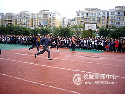 县实验学校工会组织教师进行接力赛