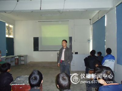 仪陇县铜鼓中学举行团支部书记培训会议