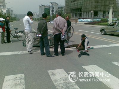 火三轮遇上“飞的” 三轮车驾驶员右手骨折