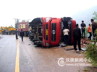 马立公路王家岩路段一运料车侧翻