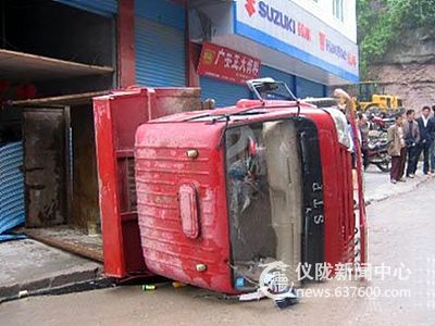 司机停车太粗心险些酿大祸