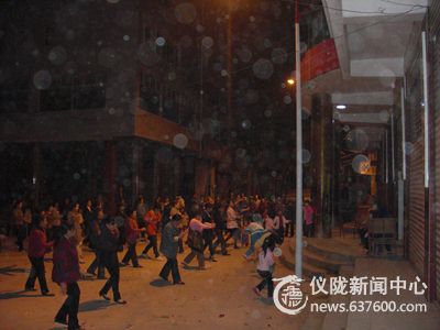 歌舞升平 乡镇的夜晚也迷人