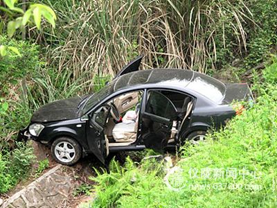 新马路上 黑色奇瑞开进沟沟里