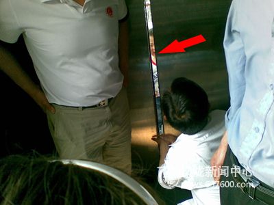 幼童被困电梯 众人施救