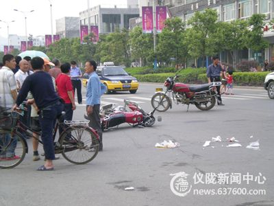 康宁路口摩托车相撞 重伤一人