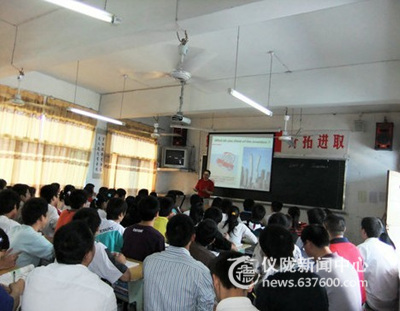 精英巡回献课 新课改引领全县高中教育