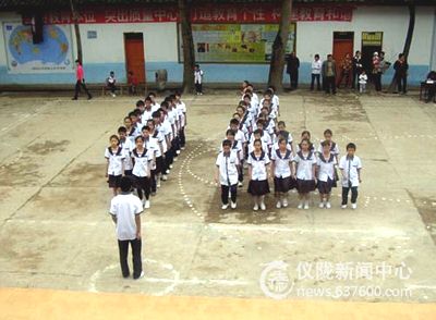 仪陇炬光小学举行庆六一暨队形队列比赛活动