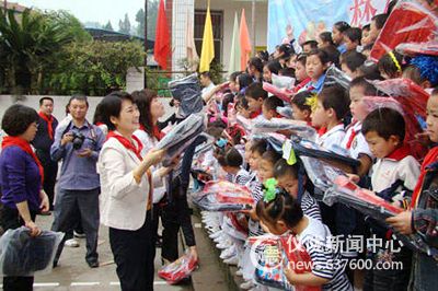 六一儿童节我们给孩子带去节日礼物