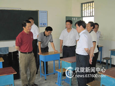 副市长喻小广视察仪中新政校区高考准备工作