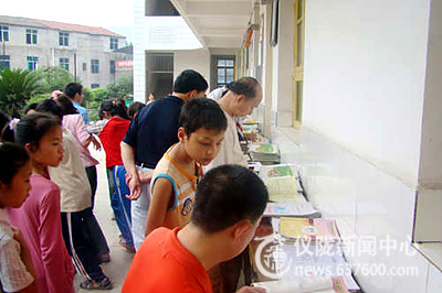 仪陇县龙桥小学开展学生作业评展活动