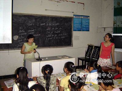 县进修校等教师指导中坝小学英语教学工作