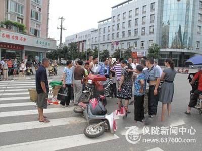 仪陇县劳动局前十字路口发生一起车祸