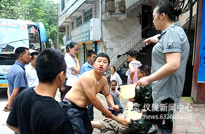 街边男子中暑昏倒 众人忙施救