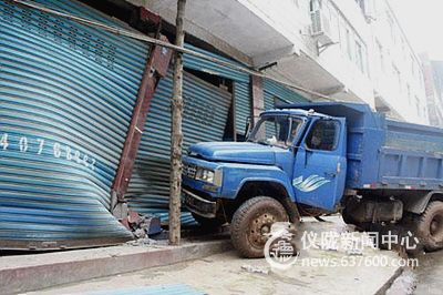 货车突进门 房主吓“断魂”