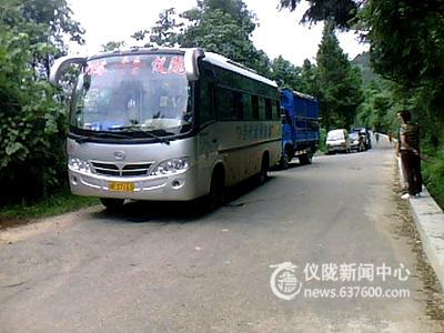 两车发生擦挂 车子堵了“一长串”