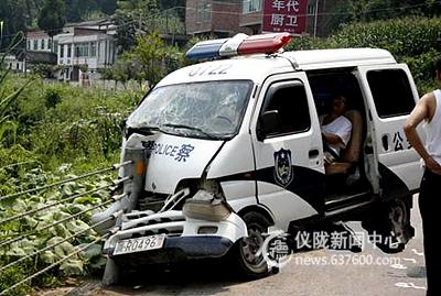 警车撞上护栏 三人受伤