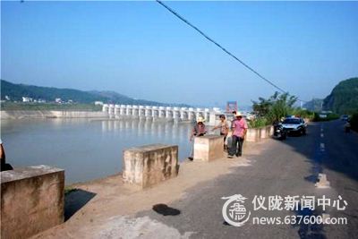 仪陇新政电站下游一摩托车险些掉入江中