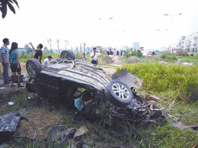 阆中轿车惊人飞行25米 把民房二楼撞个洞