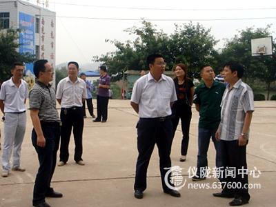 副县长郭宗海深入马鞍小学视察工作