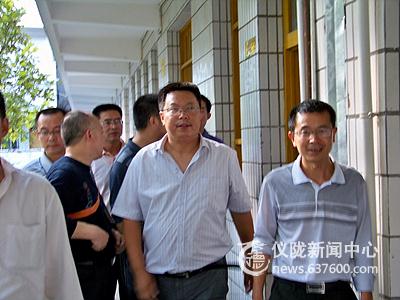 县委常委、副县长郭宗海金城中学调研教育工作