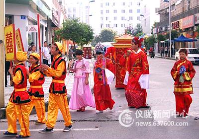 别样迎亲队伍亮相县城大街小巷
