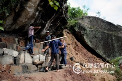 朱德故居纪念园给“点将石”加固