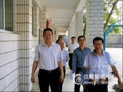 县委常委、宣传部部长王明东前往金城中学视察