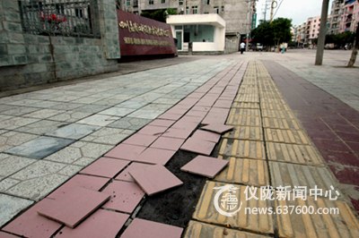 老城区雨污分流改造 脱落地砖谁来管？