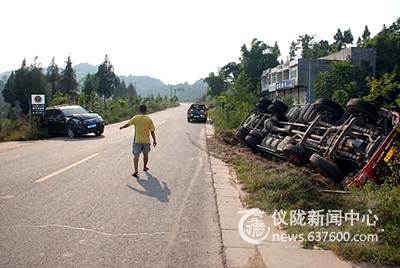 新马路车祸连发 越野车撞翻大卡车