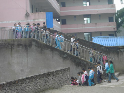 四川省仪陇县柳垭小学举行紧急疏散演练活动