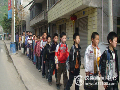 仪陇县金城二小路队护送落到实处