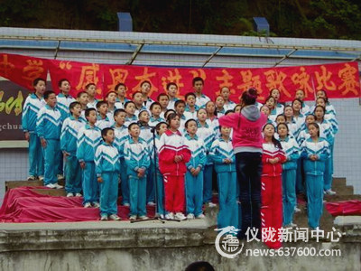 仪陇日兴中学举行“感恩·奋进大家唱”歌咏比赛