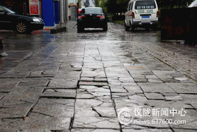 仪陇县人行道地砖被压坏 下雨时地砖变“水雷”