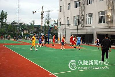 仪陇县“建设篮协杯”邀请赛点燃战火