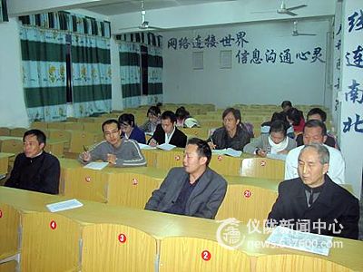 瓦子小学召开毕业班教学研讨会