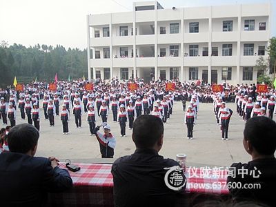 竖起希望的风帆 展示青春的活力